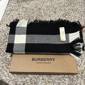 Burberry 100% wool scarf